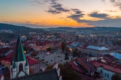 rynek miasto o zachodzie słońca